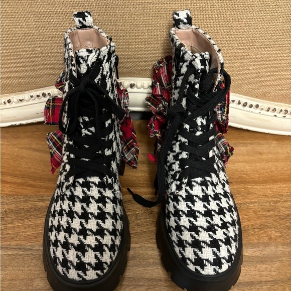 NWOB. New Betsy Johnson ROSEY BLACK & WHITE - Picture 2 of 6